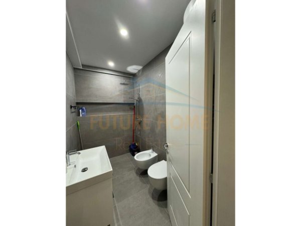 Tirane, jepet me qera 2+1+Ballkon Kati 5, 92 m² 730€ (rruga nexho konomi astir)