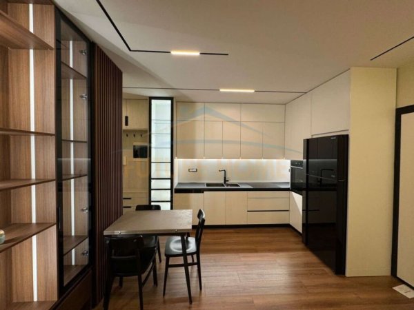 Tirane, jepet me qera 2+1+Ballkon Kati 5, 92 m² 730€ (rruga nexho konomi astir)