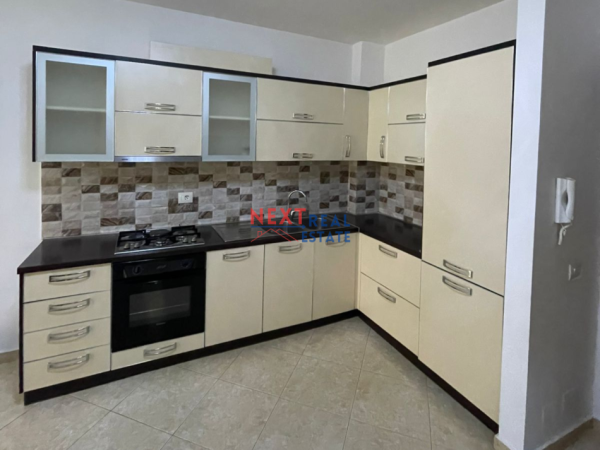 Vlore, jepet me qera apartament 2+1+Ballkon , 350 € (LUNGOMARE)