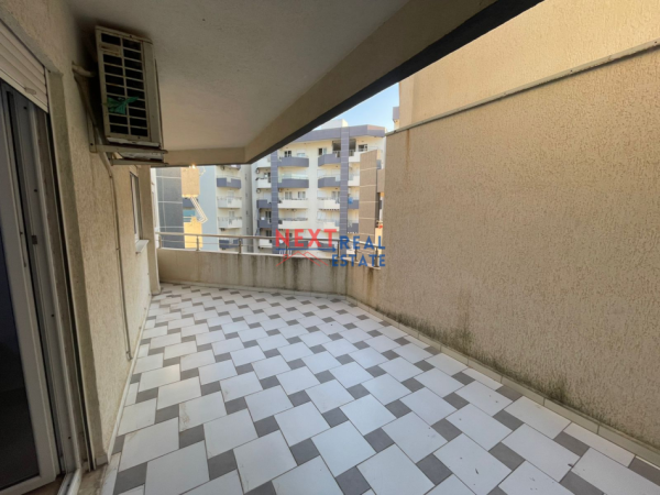 Vlore, jepet me qera apartament 2+1+Ballkon , 350 € (LUNGOMARE)