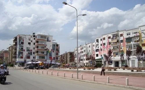 Tirane, jepet me qera apartament 2+1 Kati 3, 78 m² 600 € (Xhamllik)