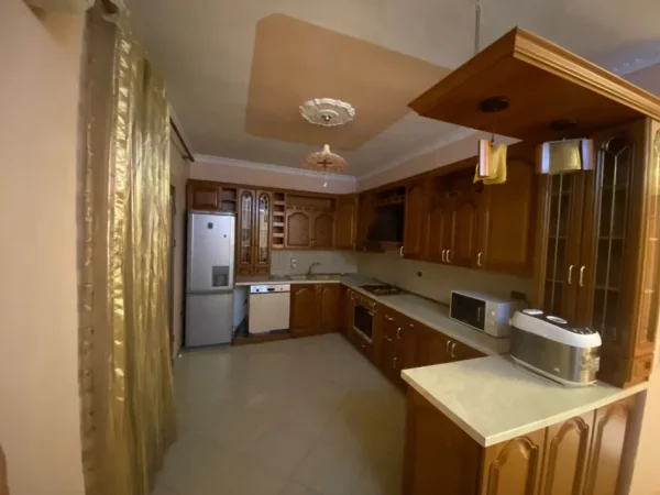 Tirane, jepet me qera apartament 2+1 Kati 1, 100 m² 500 € (Sauk)