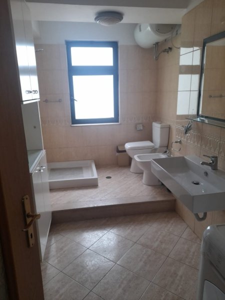 Tirane, jepet me qera apartament 3+1 Kati 6, 100 m² 700 € (Vasil Shanto)