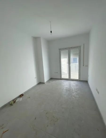 Tirane, shitet apartament 2+1 Kati 1, 91 m² 214.085 € (Rruga Barrikadave)