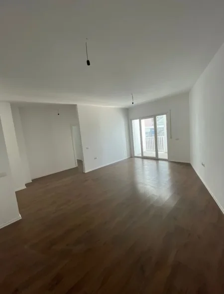 Shqiperi, shitet apartament 2+1 Kati 1, 94 m² 222.075 € (Rruga e Barrikadave)
