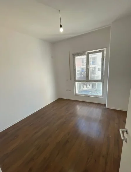 Shqiperi, shitet apartament 2+1 Kati 1, 94 m² 222.075 € (Rruga e Barrikadave)