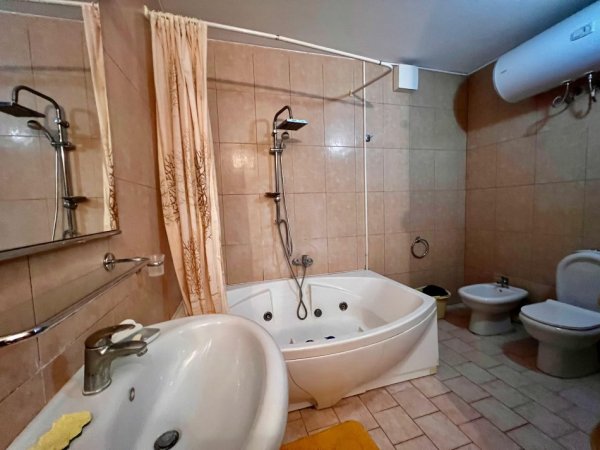 Tirane, jepet me qera apartament 2+1+Ballkon Kati 6, 120 m² 800 € (Liqeni Artificial)