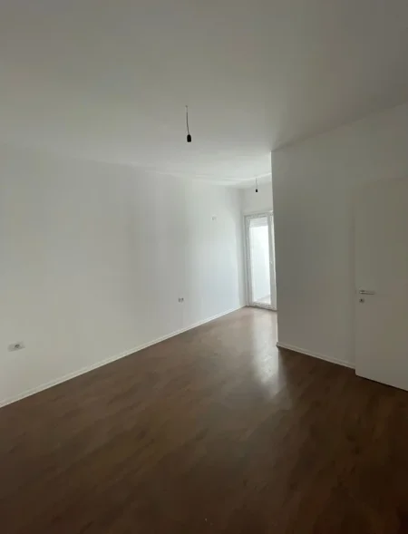 Shqiperi, shitet apartament 2+1 Kati 1, 94 m² 222.075 € (Rruga e Barrikadave)