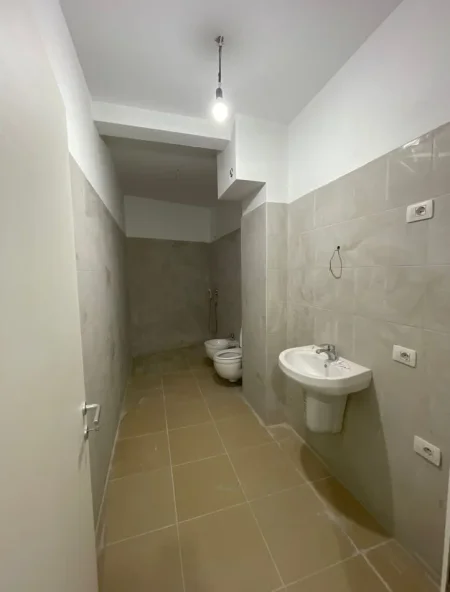 Shqiperi, shitet apartament 2+1 Kati 1, 94 m² 222.075 € (Rruga e Barrikadave)