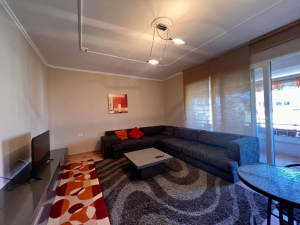 Tirane, jepet me qera apartament 2+1 , 120 m² 800 € (Liqeni thate)