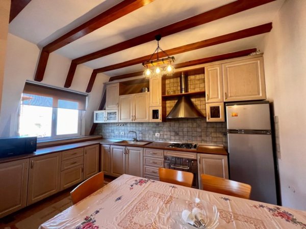 Tirane, jepet me qera apartament 2+1 , 120 m² 800 € (Liqeni thate)
