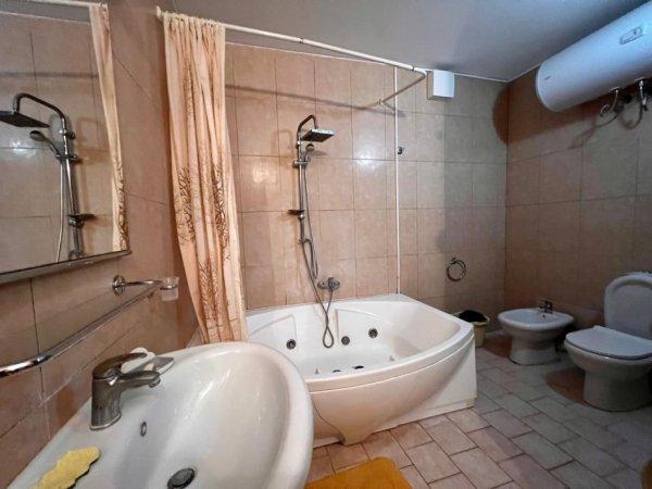 Tirane, jepet me qera apartament 2+1 , 120 m² 800 € (Liqeni thate)
