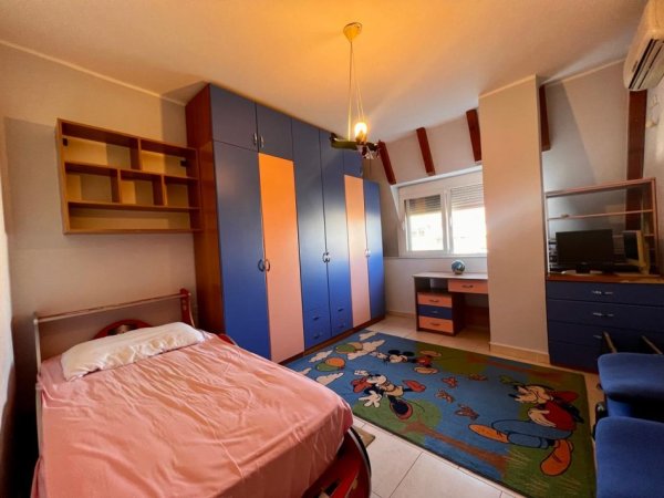 Tirane, jepet me qera apartament 2+1 , 120 m² 800 € (Liqeni thate)