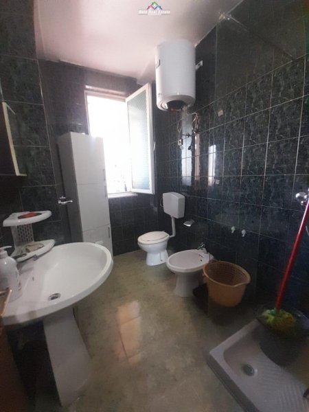 Tirane, jepet me qera apartament 2+1 Kati 4, 86 m² 600 € (Shkolla e Kuqe)