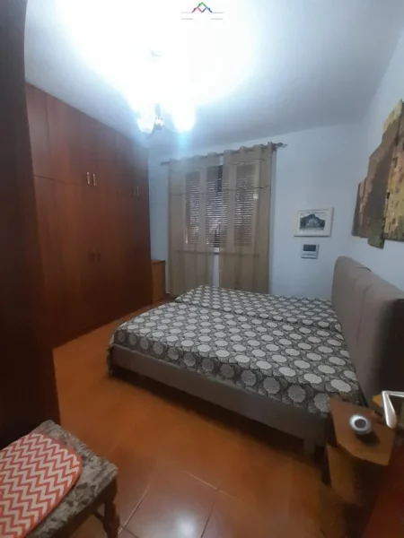 Tirane, jepet me qera apartament 2+1 Kati 4, 86 m² 600 € (Shkolla e Kuqe)