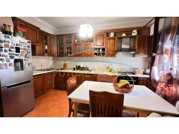 Tirane, shitet apartament 2+1+Ballkon Kati 9, 106 m² 220.000 € (Komuna e Parisit)