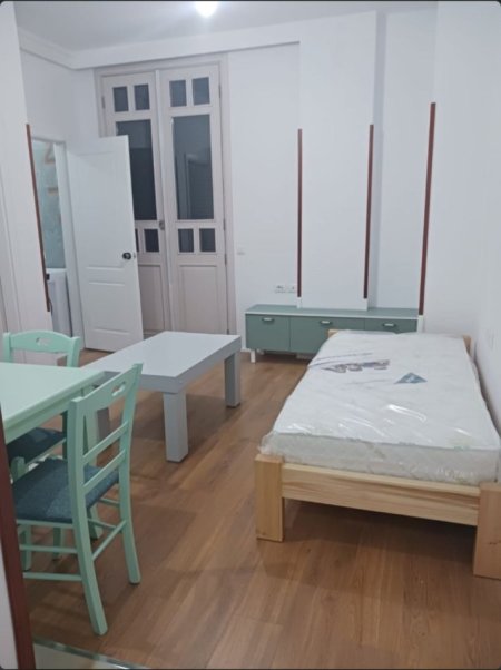 Tirane, jepet me qera apartament 1+1 Kati 2, 70 m² 400 € (Kombinat)