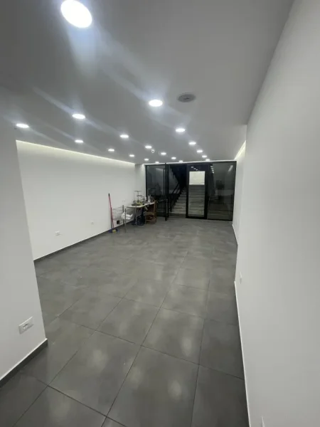 Tirane, jepet me qera dyqan Kati 0, 40 m² 80.000 leke (ferit xhajko)