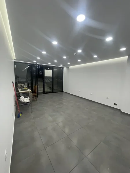 Tirane, jepet me qera dyqan Kati 0, 40 m² 80.000 leke (ferit xhajko)