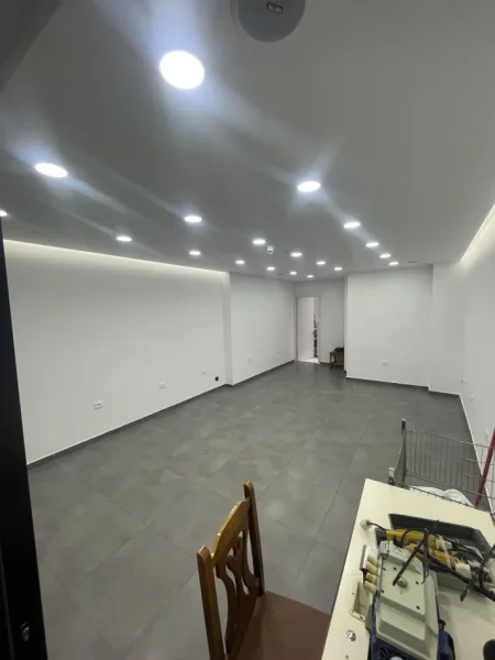 Tirane, jepet me qera dyqan Kati 0, 40 m² 80.000 leke (ferit xhajko)