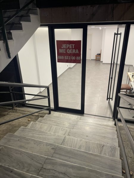Tirane, jepet me qera dyqan Kati 0, 40 m² 80.000 leke (ferit xhajko)