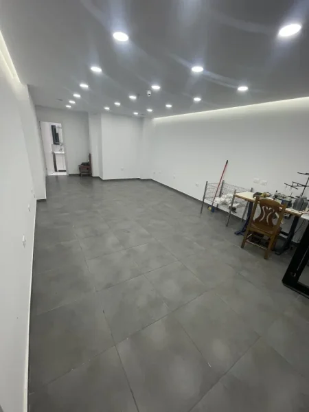 Tirane, jepet me qera dyqan Kati 0, 40 m² 80.000 leke (ferit xhajko)