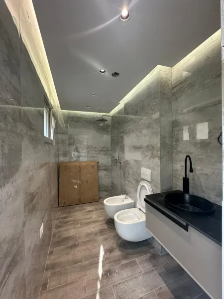 Tirane, jepet me qera apartament Kati 1, 145 m² 1.300 € (Rruga Petro Nini Luarasi)