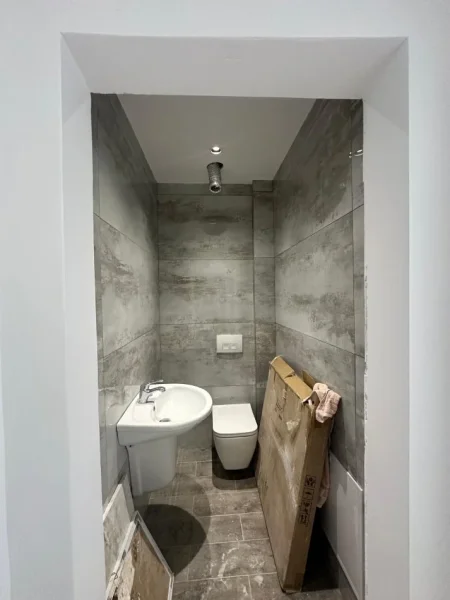 Tirane, jepet me qera apartament Kati 1, 145 m² 1.300 € (Rruga Petro Nini Luarasi)