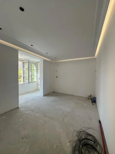 Tirane, jepet me qera apartament Kati 1, 145 m² 1.300 € (Rruga Petro Nini Luarasi)