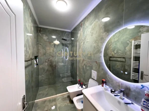 Tirane, jepet me qera apartament 2+1 Kati 7, 110 m² 750 € (Unaza e Re)