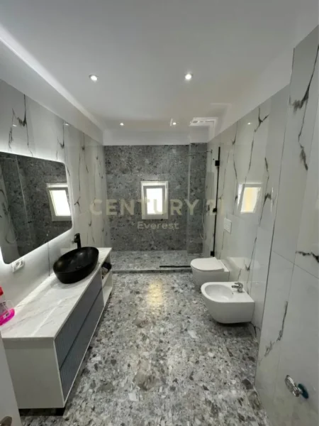 Tirane, jepet me qera apartament 3+1 Kati 4, 130 m² 1.200 € (Farkë)