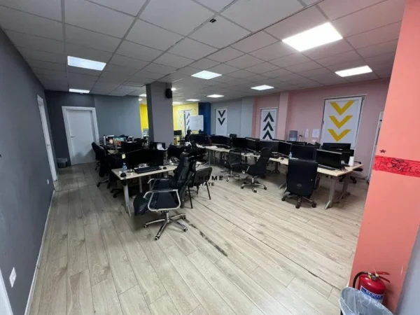 Tirane, jepet me qera zyre Kati 1, 520 m² 7.000 € (RRUGA E DIBRES)