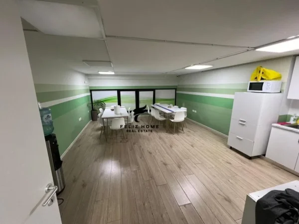 Tirane, jepet me qera zyre Kati 1, 520 m² 7.000 € (RRUGA E DIBRES)