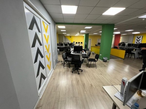 Tirane, jepet me qera zyre Kati 1, 520 m² 7.000 € (RRUGA E DIBRES)