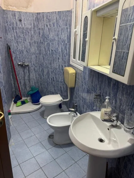 Vlore, jepet me qera apartament 1+1 Kati 2, 80 m² 600 € (te lokal Xhokla, Lungomare) RV46204