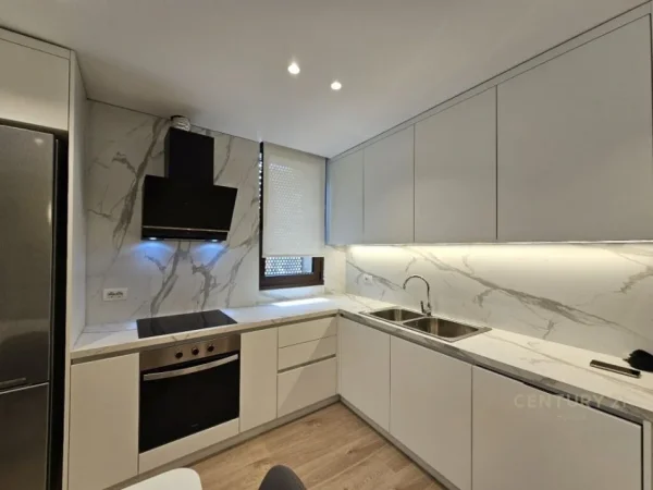 Tirane, jepet me qera apartament 1+1 Kati 3, 77 m² 950 € (Rruga e Barrikadave)