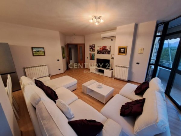 Tirane, jap me qera apartament 2+1+2, 125 m² 650 € (Liqeni i Thatë)
