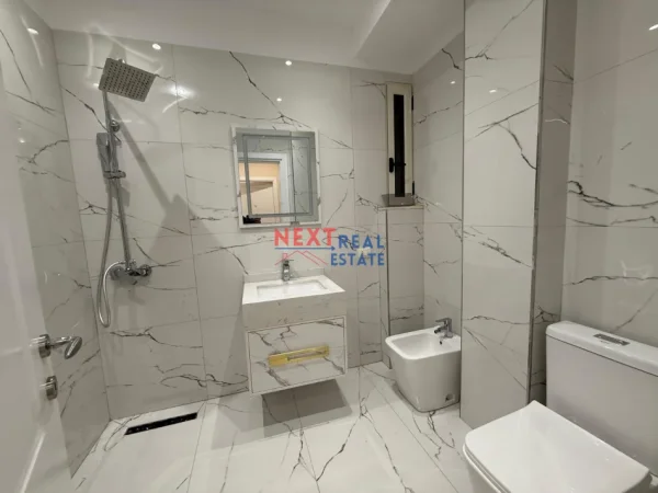 Vlore, shitet apartament 1+1+Ballkon Kati 8, 77 m² 120.000 € (KOMBINATI I PESHKUT)