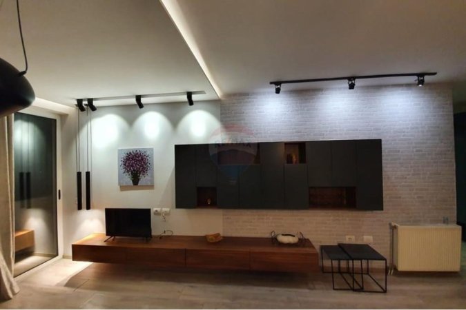 Tirane, jepet me qera apartament 1+1 , 75 m² 650 € (Komuna e Parisit)