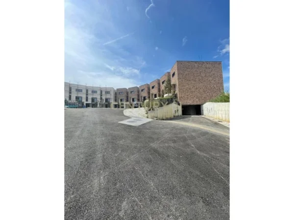 Tirane, shes Vile , 703 m² 620.000 € (Mjull - Bathore)