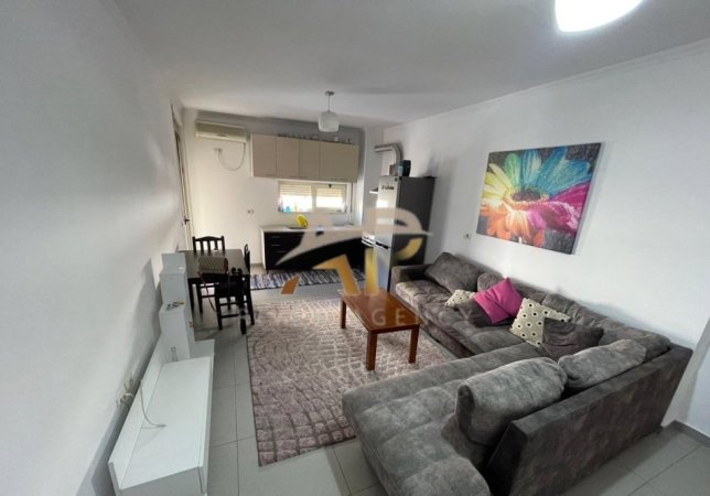 Tirane, jepet me qera shtepi 2+1 Kati 3, 85 m² 700 € (Prane Kristal Center, Komuna e Parisit)