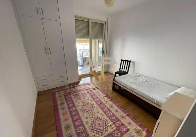 Tirane, jepet me qera shtepi 2+1 Kati 3, 85 m² 700 € (Prane Kristal Center, Komuna e Parisit)
