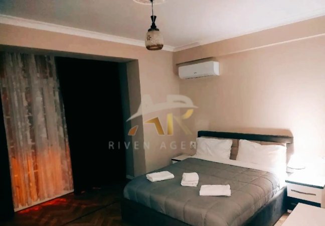 Tirane, jepet me qera shtepi 2+1 Kati 1, 200 m² 900 € (Rruga Bilal Sina)