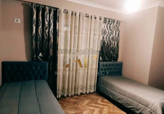 Tirane, jepet me qera shtepi 2+1 Kati 1, 200 m² 900 € (Rruga Bilal Sina)