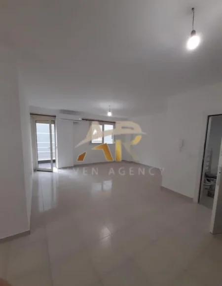 Tirane, jepet me qera shtepi 1+1 Kati 2, 76 m² 270 € (Tek pallatet e Tom Doshit)