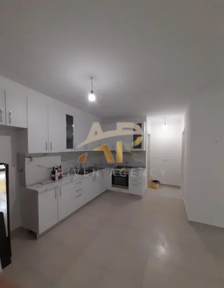 Tirane, jepet me qera shtepi 1+1 Kati 2, 76 m² 270 € (Tek pallatet e Tom Doshit)