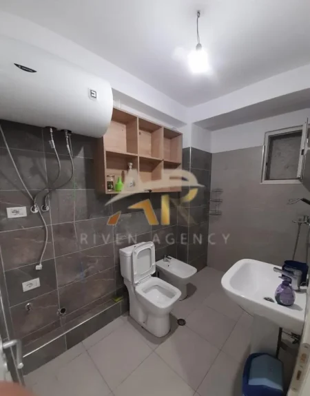 Tirane, jepet me qera shtepi 1+1 Kati 2, 76 m² 270 € (Tek pallatet e Tom Doshit)