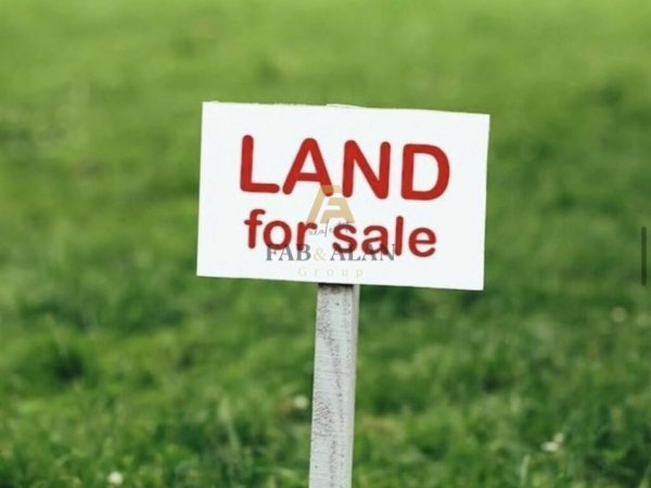 Tirane, shitet truall , 4.000 m² 520.000 € (Kombinat)