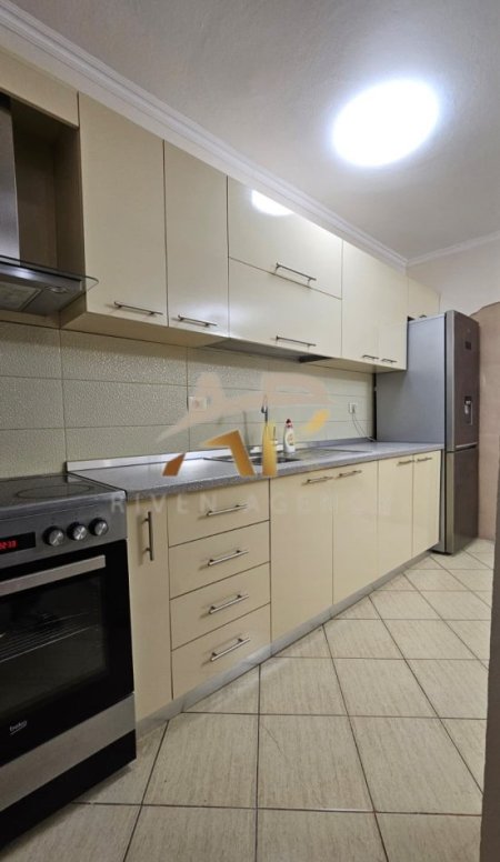 Tirane, jepet me qera shtepi 2+1 Kati 4, 67 m² 550 € (Rruga Ferit Xhajko)