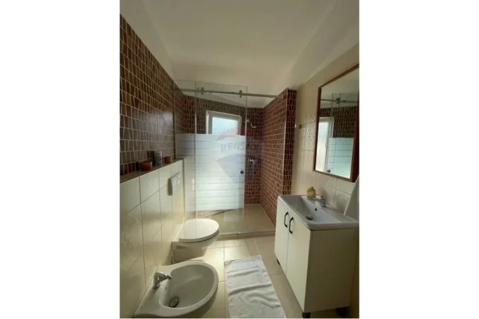 Tirane, jepet me qera 3 Katshe , 600 m² 5.000 € (Liqeni i Thate)